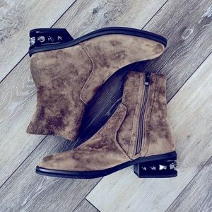 COPY - Vince Camuto size 8(39) brown suede booties